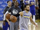 Klay Thompson, Andre Iguodala a Stephen Curry (zleva) na tréninku Golden State