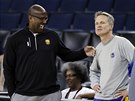 Mike Brown (vlevo) a Steve Kerr, trenéi Golden State, ped prvním finále NBA