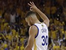 Stephen Curry z Golden State oslavuje s fanouky úspnou trojkovou stelu.