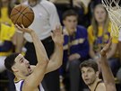 Klay Thompson z Golden State zakonuje na ko Clevelandu.