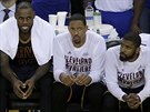 LeBron James, Channing Frye a Kyrie Irving (zleva) z Clevelandu se smiují s...