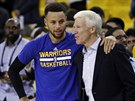Stephen Curry z Golden State ped finále NBA hovoí se svým univerzitním kouem...