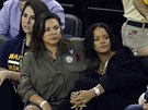 Barbadoská zpvaka Rihanna (v erném) pihlíí utkání svého Clevelandu proti...