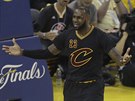 LeBron James z Clevelandu se diví verdiktu rozhodích bhem druhého finále NBA.