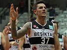 Basketbalisté Besiktase Istanbul slaví ped fanouky výhru, v popedí Ilkan...