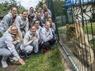 eské basketbalistky a jejich adoptivní lvice Lefinka