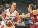 eská basketbalistka Kateina Elhotová (vlevo) v zápase s Chorvatskem