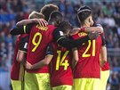 Belgití fotbalisté se radují z gólu.