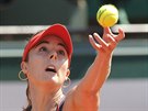 Alizé Cornetová servíruje ve druhém kole French Open.