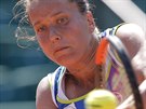 Barbora Strýcová zahrává úder ve druhém kole Roland Garros.