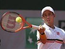 Japonec Kei Niikori zahrává forhendový úder ve druhém kole Roland Garros.