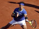 panl Rafael Nadal v semifinále French Open zahrává forhend.