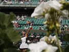 panlská tenistka Garbine Muguruzaová podává ve 3. kole Roland Garros.