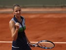 Karolína Plíková slaví postup do osmifinále Roland Garros.