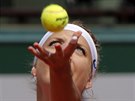 Timea Bacsinszká servíruje v semifinále Roland Garros.