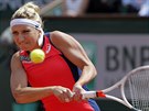 Timea Bacsinszká returnuje v semifinále Roland Garros.
