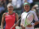 Timea Bacsinszká (vlevo) a Jelena Ostapenková ped semifinále na Roland Garros