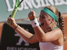 Jelena Ostapenková slaví postup do finále Roland Garros.