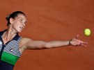 Karolína Plíková se chystá na servis v semifinále Roland Garros.