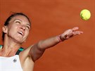 Simona Halepová se chystá na servis v semifinále Roland Garros.