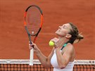 Simona Halepová slaví postup do finále Roland Garros.