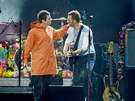 Liam Gallagher z bývalých Oasis a Chris Martin z Coldplay na koncertu pro obti...