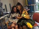 Ariana Grandeová navtívila dti zranné pi útoku na koncert (Manchester, 2....