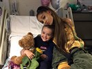 Ariana Grande navtívila dti zranné pi útoku na koncert (Manchester, 2....