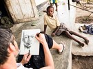 Mikolá Rika pi portrétování kluka v Africe