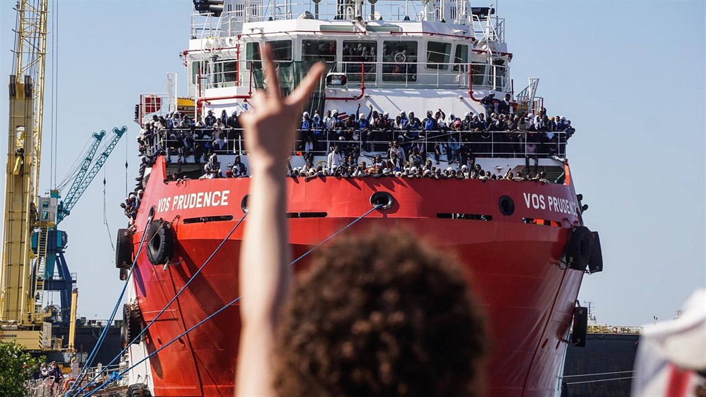 Lo� se zachrán�nými migranty v italském p�ístavu (28. kv�tna 2017)