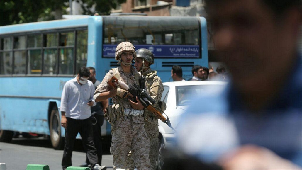 Íránští vojáci hlídkují v ulicích (7. červen 2017).
