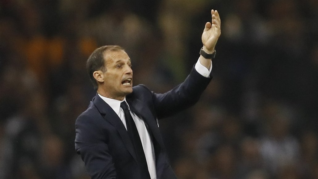 TAKHLE TO HRAJTE. Trenér Juventusu Turín Massimiliano Allegri usm�r�uje sv�j...