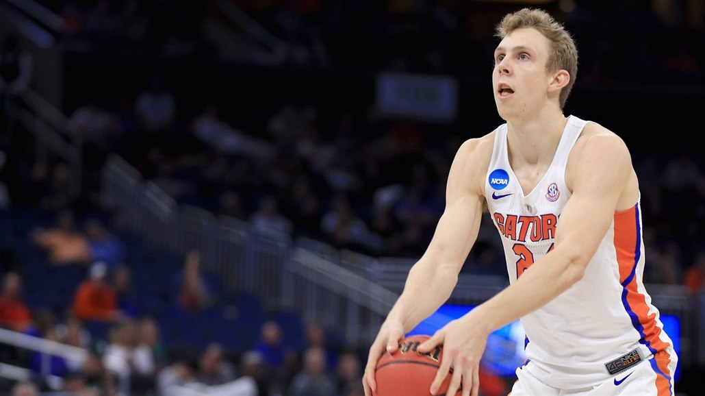 Canyon Barry st�ílí trestný hod ve prosp�ch Florida Gators. Na dresu má �íslo...