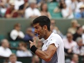 Obhjce titulu Novak Djokovi bhem tetho kola Roland Garros.