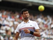 Obhjce titulu Novak Djokovi bhem tetho kola Roland Garros.