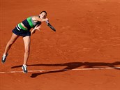 Karolna Plkov servruje bhem osmifinle Roland Garros.