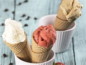 Jahodov sorbet s thaiskou bazalkou (vegansk zmrzlina)