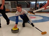 Sedmnáctiletého juniorského reprezentanta Dominika varce ale baví curling i...