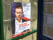 Černý výlep protiislámských plakátů SPD se v Debři podle místních obyvatel...