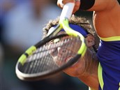 Rafael Nadal se opr do servisu v semifinle Roland Garros.