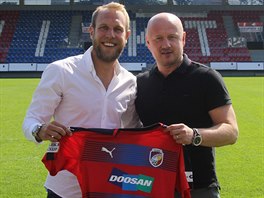 Daniel Kolář se vrátil do Plzně, po podpisu dvouleté smlouvy pózuje na stadionu...