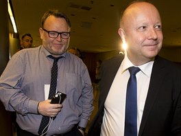 Kandidát na předsedu fotbalové asociace Petr Fousek (uprostřed) během valné...