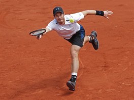Brit Andy Murray zahrv v tk pozici mek v semifinle Roland Garros.