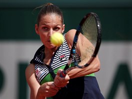 Karolna Plkov returnuje ve 3. kole Roland Garros.
