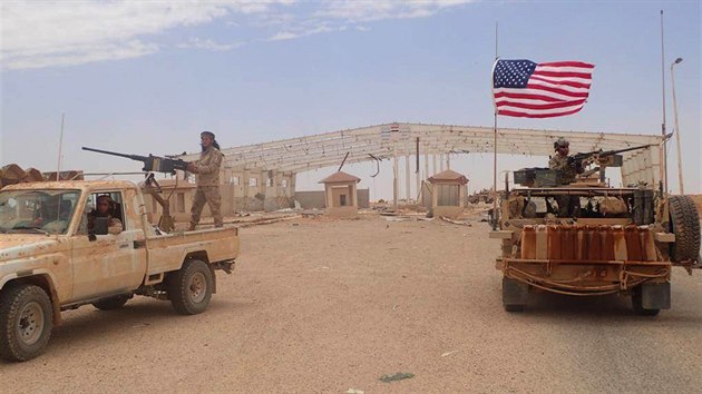 Syrští povstalci z milice Maghawír al-Thawra podporované USA a vozidlo americké armády u hraničního přechodu Tanf na hranici Iráku a Sýrie  (23. května 2017)