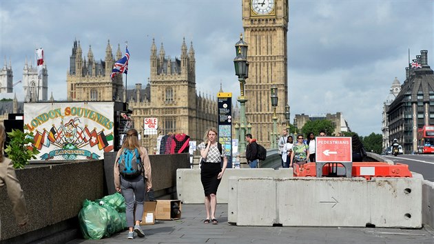 Britsk ady po toku u London Bridge nechaly instalovat na mostech v centru metropole bezpenostn bariry chrnc chodce ped vozy (5. ervna 2017)