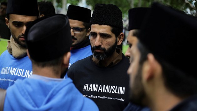 Piety za obti teroristickho toku na London Bridge a ve tvrti Borough Market se zastnila ada londnskch muslim (5. ervna 2017)