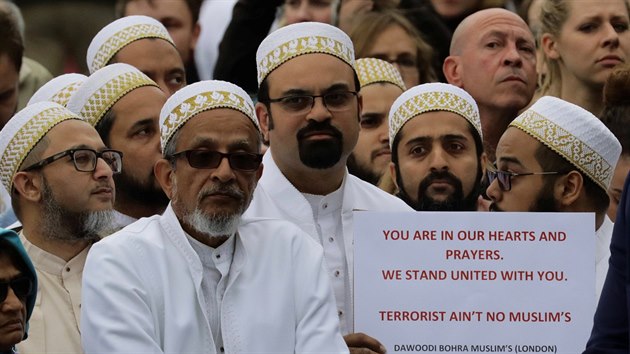 Piety za obti teroristickho toku na London Bridge a ve tvrti Borough Market se zastnila ada londnskch muslim (5. ervna 2017)