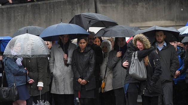 Britnie si minutou ticha pipomnla obti toku u London Bridge (6. ervna 2017)