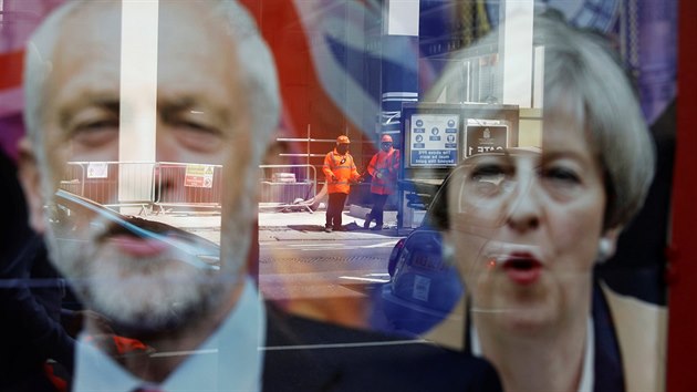 Tve Jeremyho Corbyna a Theresy Mayov ve vloze szkov kancele v centru Londna (5. ervna 2017)